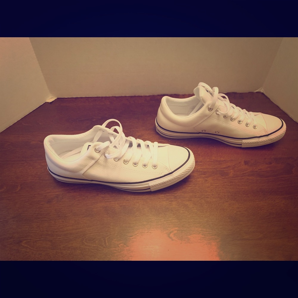 Men’s White Leather Converse Size 9 Low Tops